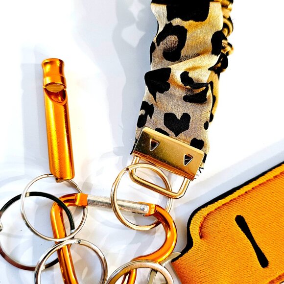 Kid-Friendly Lightweight Gold Pompompurin Safety Keychain Whistle Lightweight - Picture 3 of 5